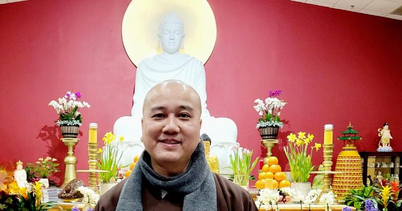 Một người phụ nữ Nhật Bản đang thiền định trong tư thế hoa sen, toát lên sự bình yên và vẻ đẹp tự nhiên, thể hiện triết lý làm đẹp từ bên trong
